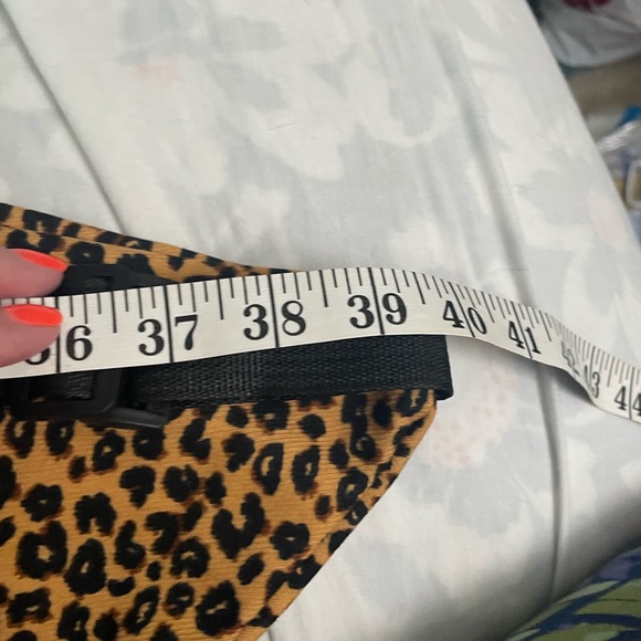 💙 Women’s Leopard Print Double Front Pockets Adjustable Strap Fanny Pack - Picture 9 of 10